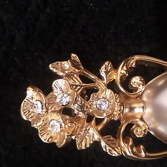 Gold tone faux pearl urn vase style brooch with rhinestones - Picture 4 of 5